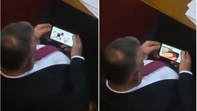 Un deputat și-a dat demisia după ce a fost prins uitându-se la filme porno în timpul unui discurs important